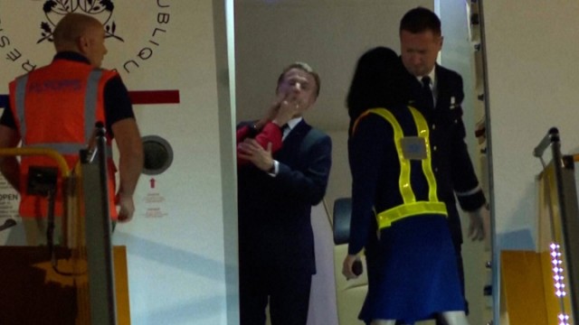 Елисейский дворец прокомментировал инцидент с пощечиной Макрону от жены