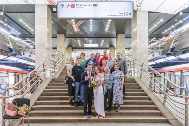 Свадьба в ночном метро Москвы. Четыре пары узаконили свои отношения на глубине 30 метров