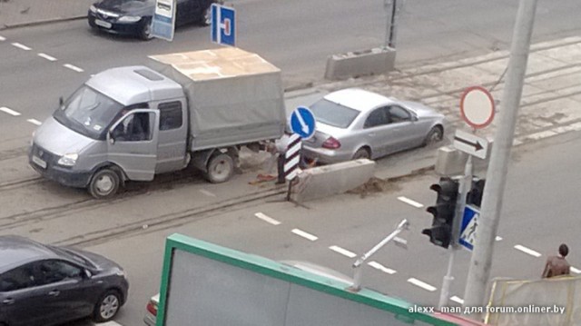 Mercedes застрял в свежем бетоне