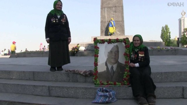 Две сестры встали в Киеве с портретом Жукова, отстояв его у бандеровцев