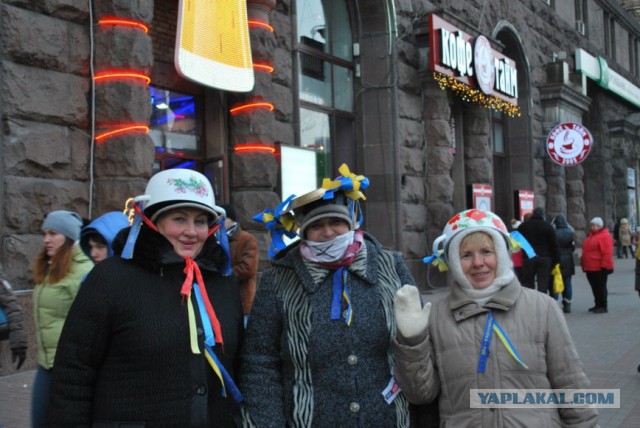 Скандал в Польше: украинских гастарбайтеров заставили носить желто-синюю униформу