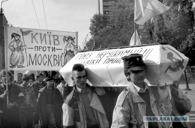 В Одессе сорвали и топтали ногами последний барельеф Жукову