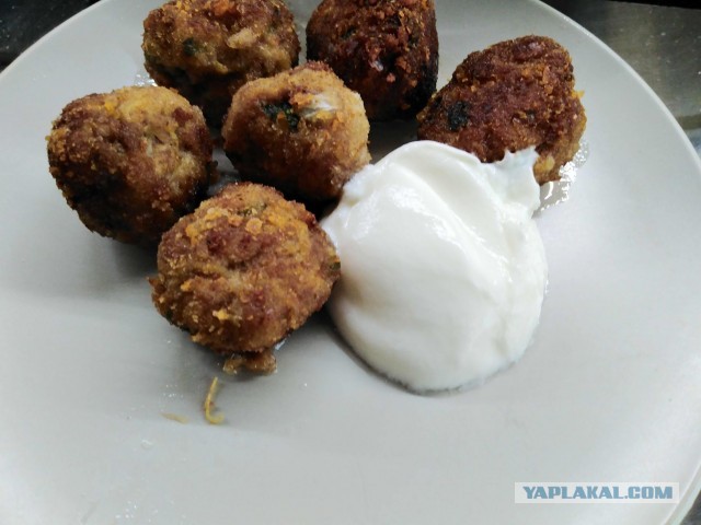 Кефтедес с соусом дзадзики