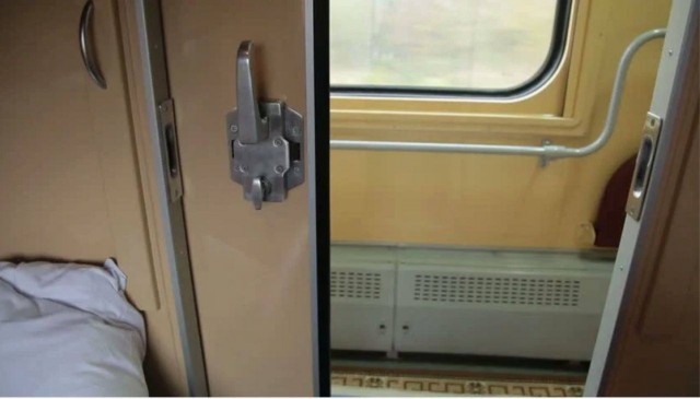 Мужик изнасиловал 15-летнюю попутчицу в купе поезда, следовавшего в Екатеринбург.