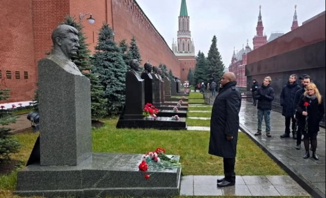 28 ноября 2025 года. Роберто Моралес Охеда, секретарь ЦК Коммунистической партии Кубы возложил цветы к могиле Иосифа Сталина⁠