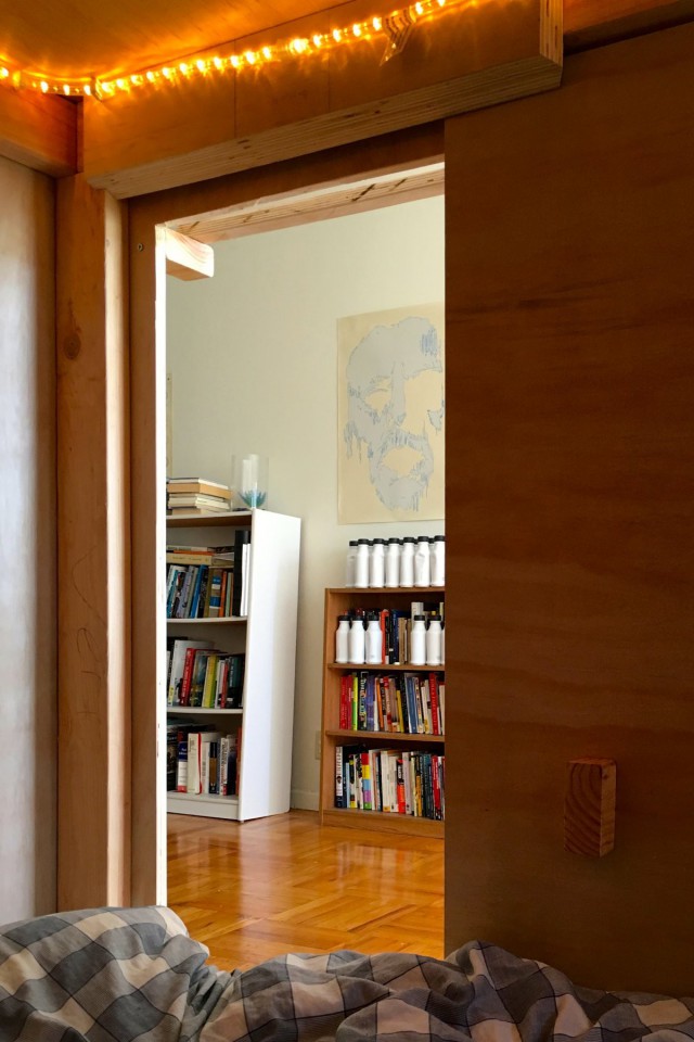 Личное пространство: Иллюстратор из Кремниевой долины построил спальню внутри комода