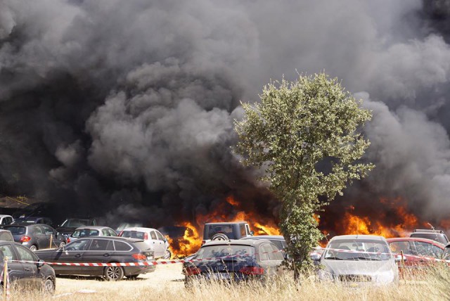 Видео: Более 400 авто сгорели на парковке музыкального фестиваля
