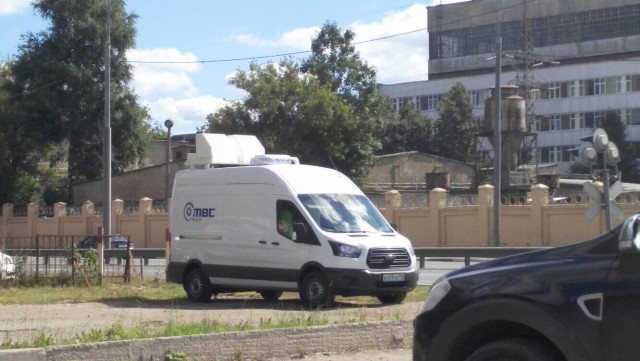 Белые фургоны на дорогах в виде мобильных камер.