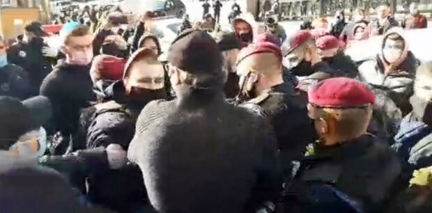 Столкновения начались под Кабмином в Киеве, люди требуют отменить карантин