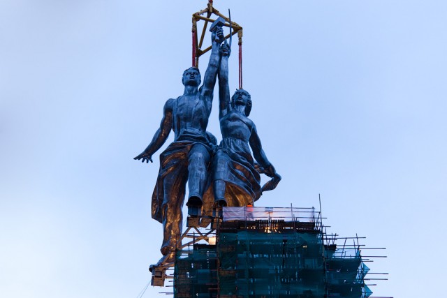 "РАбочий и Колхозница" вернулись на свое место