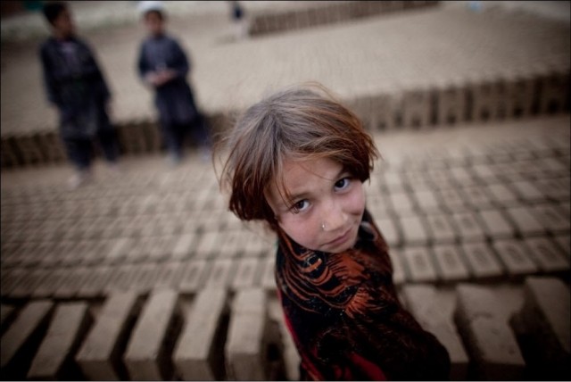 Детский труд на кирпичном заводе в Кабуле