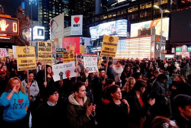 Тысячи человек приняли участие в акциях протеста против Трампа в США
