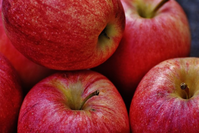 Запрет на импорт азербайджанских томатов и яблок
