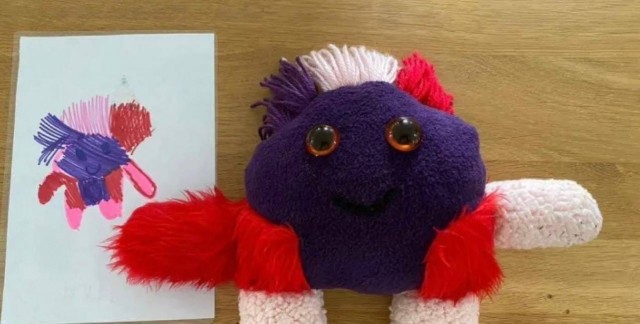 Учительница сшила игрушки детям по их же рисункам