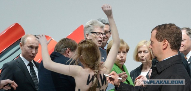 FEMEN показали Путину и Меркель голые груди:))
