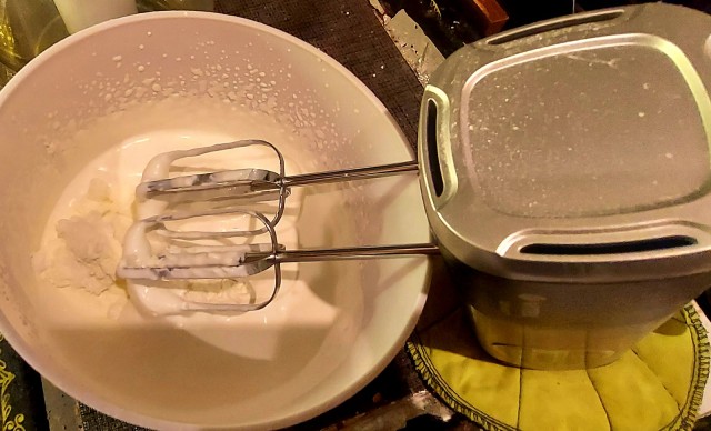 Меренговый рулет с вишней и орехами