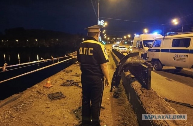 Нижний Тагил. Lexus на полной скорости вылетел с моста и рухнул в воду в Свердловской области
