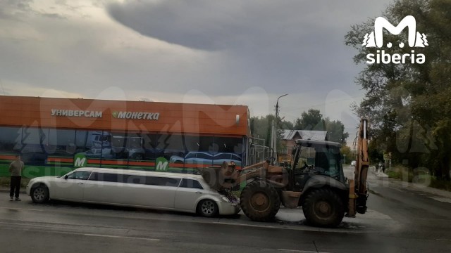 Сельско-элитарное ДТП случилось на Бердском шоссе Новосибирска