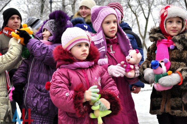 На Аллее ангелов в Донецке почтили память детей