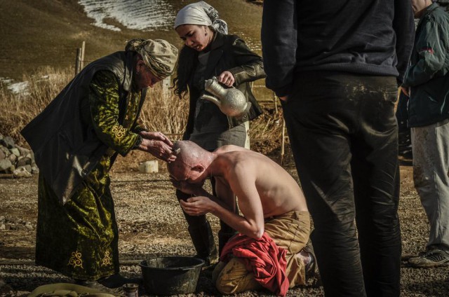 Западный фотограф провел два месяца в гостях у казахской шаманки