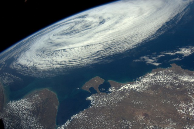 Французский астронавт после шести месяцев на МКС вернулся с фантастическими снимками из космоса