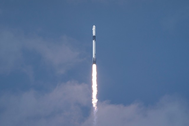 Pакета-носитель Falcon 9 успешно вывела на орбиту пилотируемый космический корабль Crew Dragon!