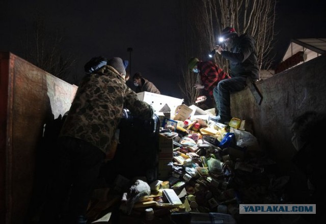 Офицеры полиции Портленда охраняют мусорные контейнеры супермаркета, сражаясь с жителями, которые ищут выброшенную еду
