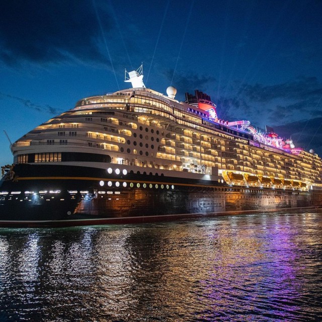 Disney спустила на воду свой крупнейший круизный лайнер Wish. Это плавучий парк развлечений, где, кажется, есть всё