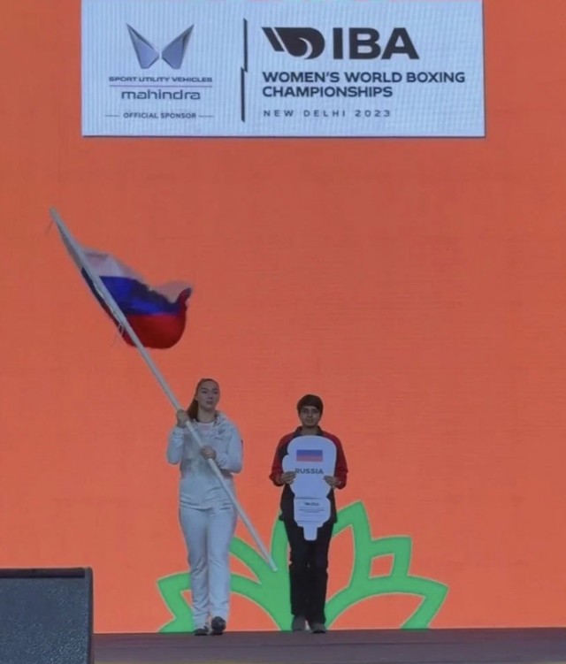Женская сборная России по боксу вышла на церемонию открытия чемпионата мира в Нью-Дели с российским флагом