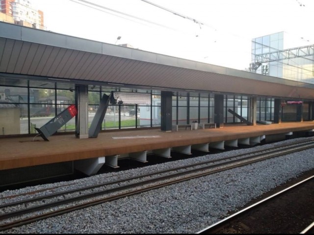 Съехавшие с грузового поезда рельсы разворотили новенькую станцию электричек на западе Москвы