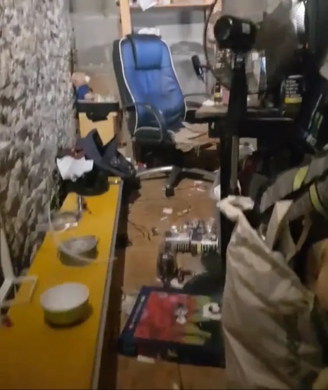 Заработавший миллионы мастер онлайн-покера играет из грязного чулана