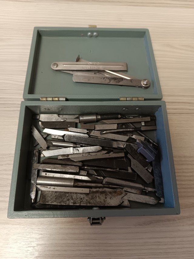 Продаю часовой токарный станок.