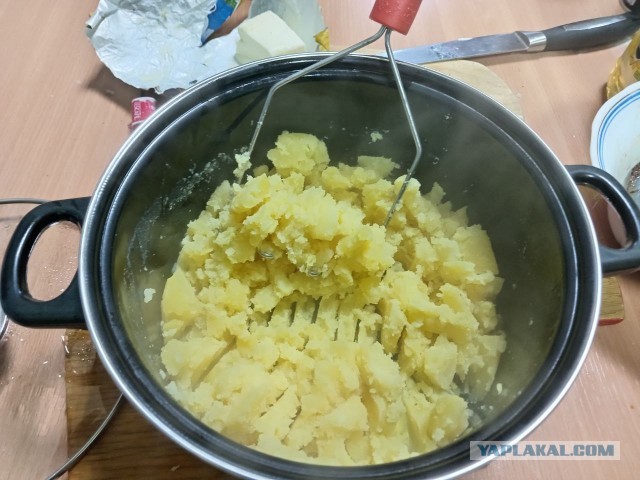 Настоящая пюрешка с котлеткой в подливе