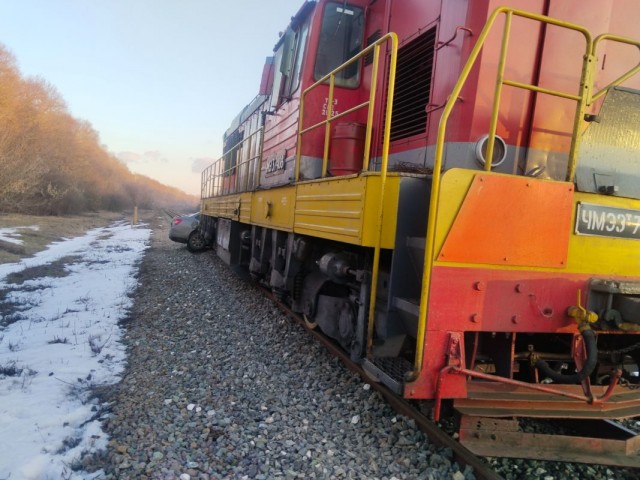 Тепловоз столкнулся с Ладой