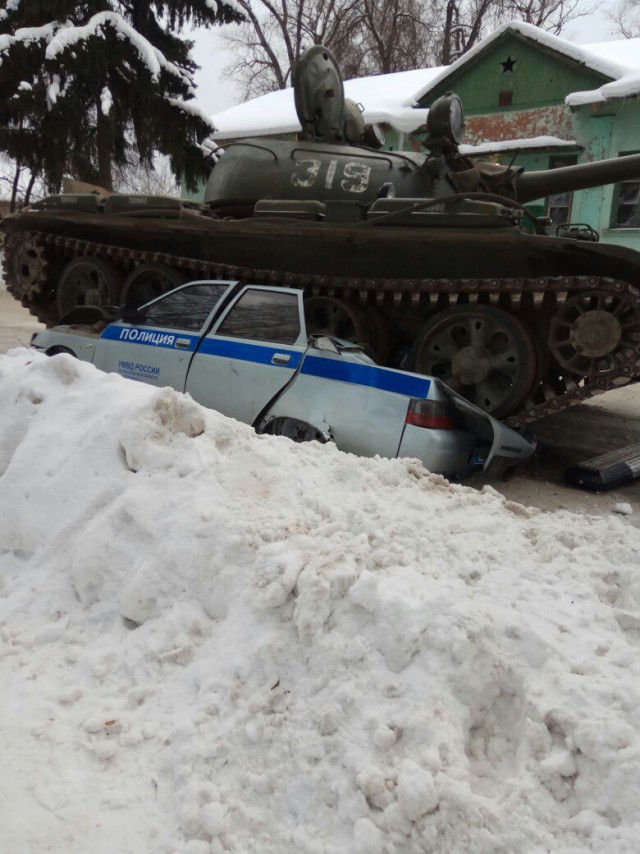 Танк раздавил машину полиции