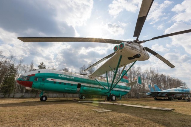 Центральный музей Военно-воздушных сил РФ: самый большой вертолет в мире В-12.