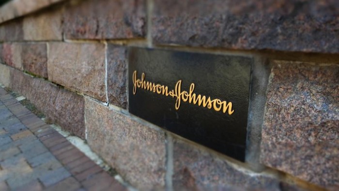 Johnson&Johnson выплатит $8 млрд за увеличивший грудь американцу препарат