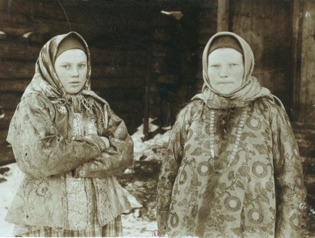 Девушки в праздничных и повседневных одеждах конца 19 - начала 20 веков