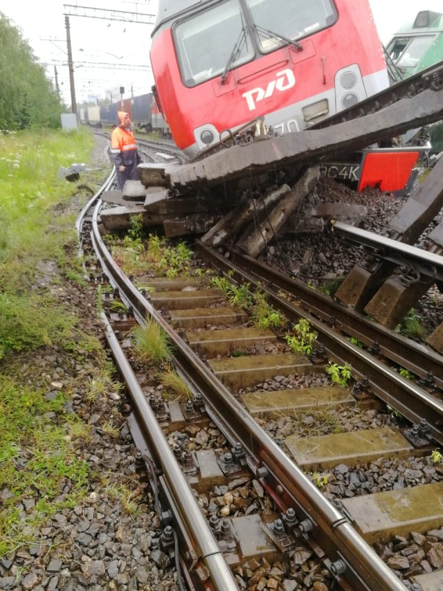 В Санкт-Петербурге столкнулись два товарных поезда с последующим сходом с рельс вагонов