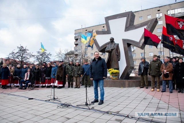 Разрушен драмтеатр Мариуполя, внутри было от 1000 до 3000 человек