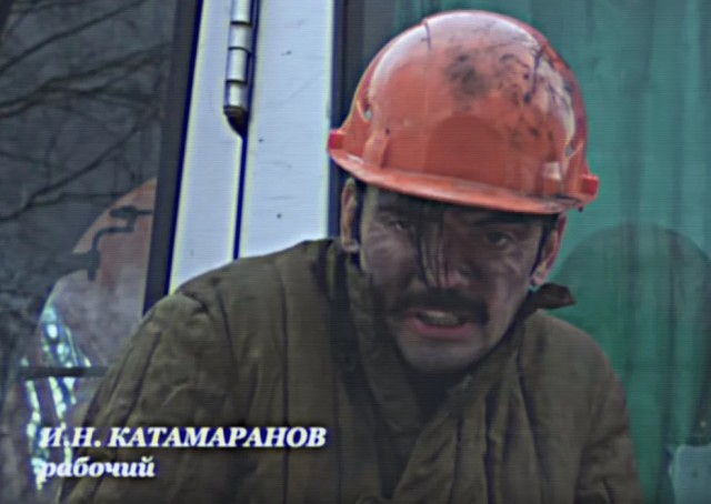 Экскаватор «убил» километр асфальтированной дороги в центре Кушвы