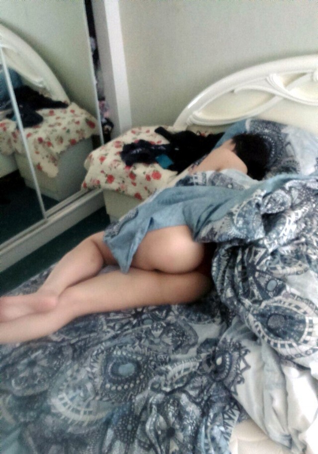 Девушки, у которых случайно сползло одеяло