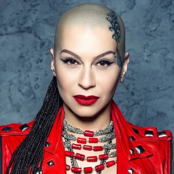 Певицу Наргиз Закирову задержали в аэропорту Домодедово. Ее не пустили в Россию из-за «проблем с документами» и американского гражданства.