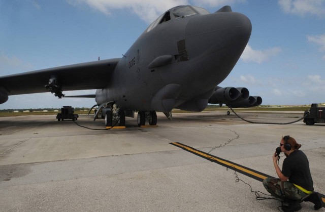 Запуск двигателей B-52 порохом