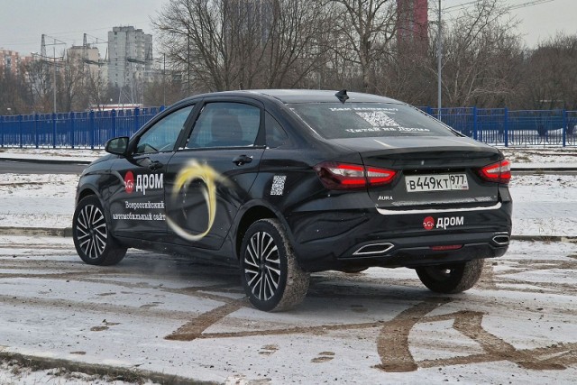Автоваз - это место просто заколдовано. Новейшая Lada Aura начинает сыпаться уже после 2000 км пробега...
