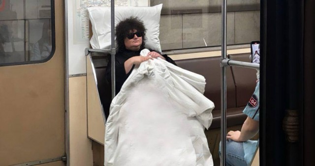 В метро заметили пассажирку, которая с комфортом досыпает в метро