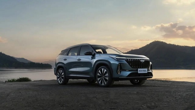 Новейший Geely Atlas следующего поколения оценили "всего" в 105 900 юаней (1,18 млн. рублей). Продажи в Китае - с 13 мая 2025