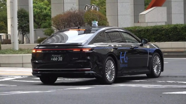 Такси Токио пересаживают на водородные Toyota Crown