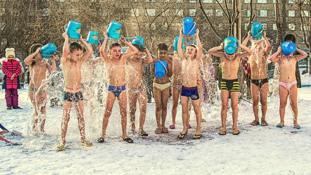 Безумцы или молодцы?: В Сургуте родители окунали в прорубь годовалого малыша