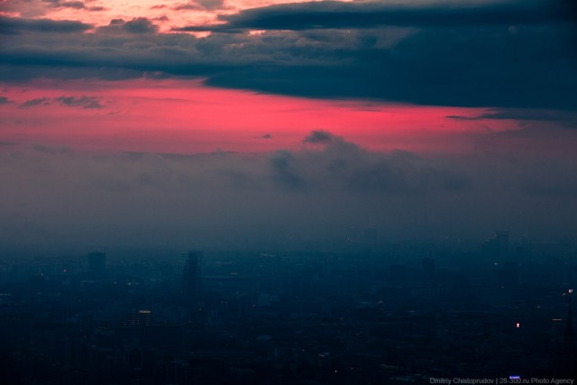 Необычный рассвет над Москвой